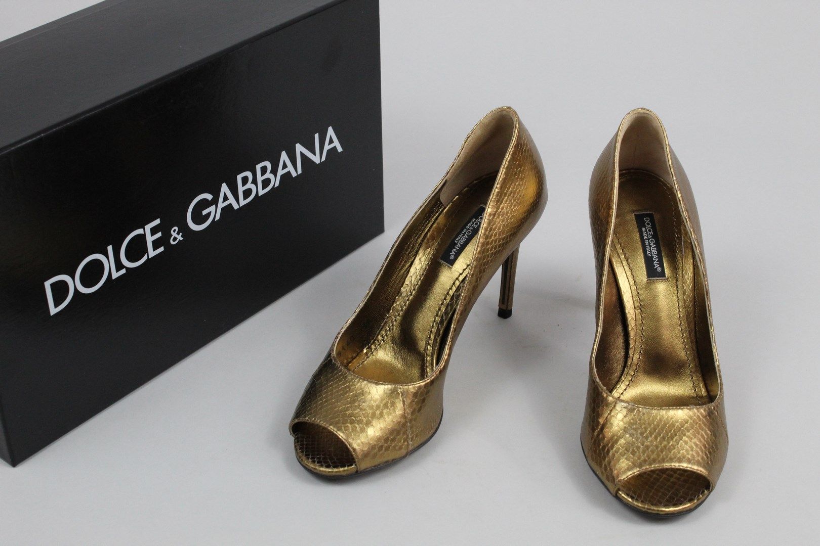 Null DOLCE & GABBANA



一双金色高跟鞋，蟒蛇效果的露趾。



尺寸：36



鞋跟高度：8.5厘米



有盒子。