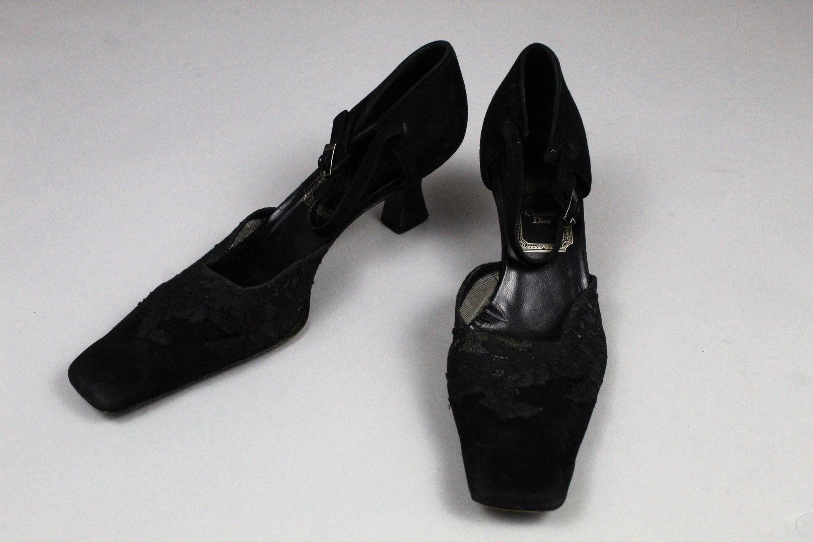 Null 克里斯蒂安-迪奥 (作者：约翰-加利亚诺)



一对双料高跟鞋，黑色麂皮和黑色花边装饰。小沙漏式的鞋跟。



尺寸：38.5

鞋跟高度：5厘米
&hellip;
