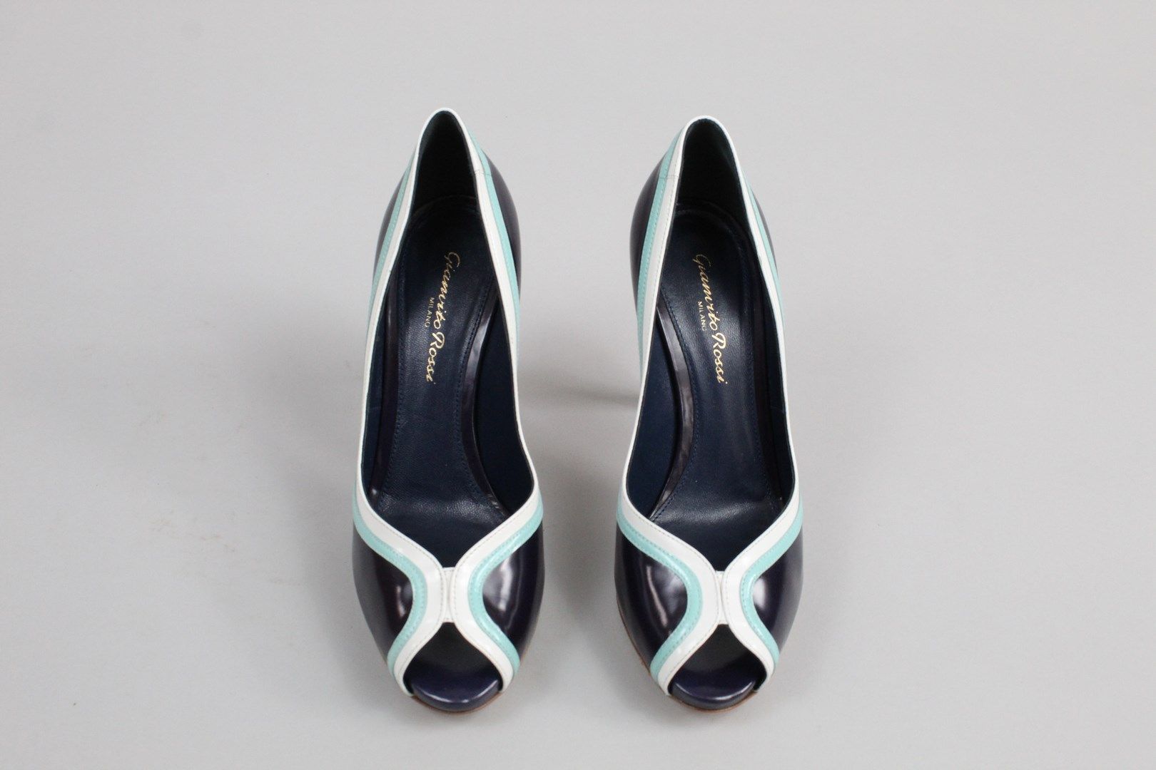 Null 吉安维托-罗西



一双午夜蓝、白色和淡蓝色釉面皮革露趾鞋。

鞋子上的几何图案。



尺寸：36



鞋跟高度：9厘米



带盒