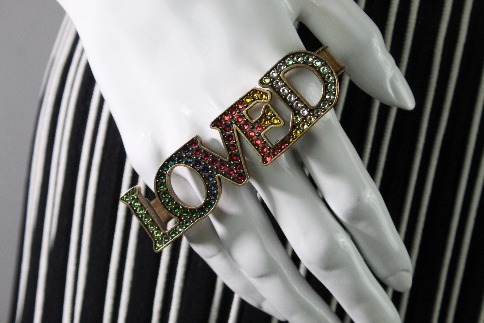 Null GUCCI



镀金黄铜手环，数字为 "LOVED"，完全由水钻铺成，形成一种渐变的颜色。双重签名 "GUCCI"。

有盒子和防尘袋。



接近&hellip;