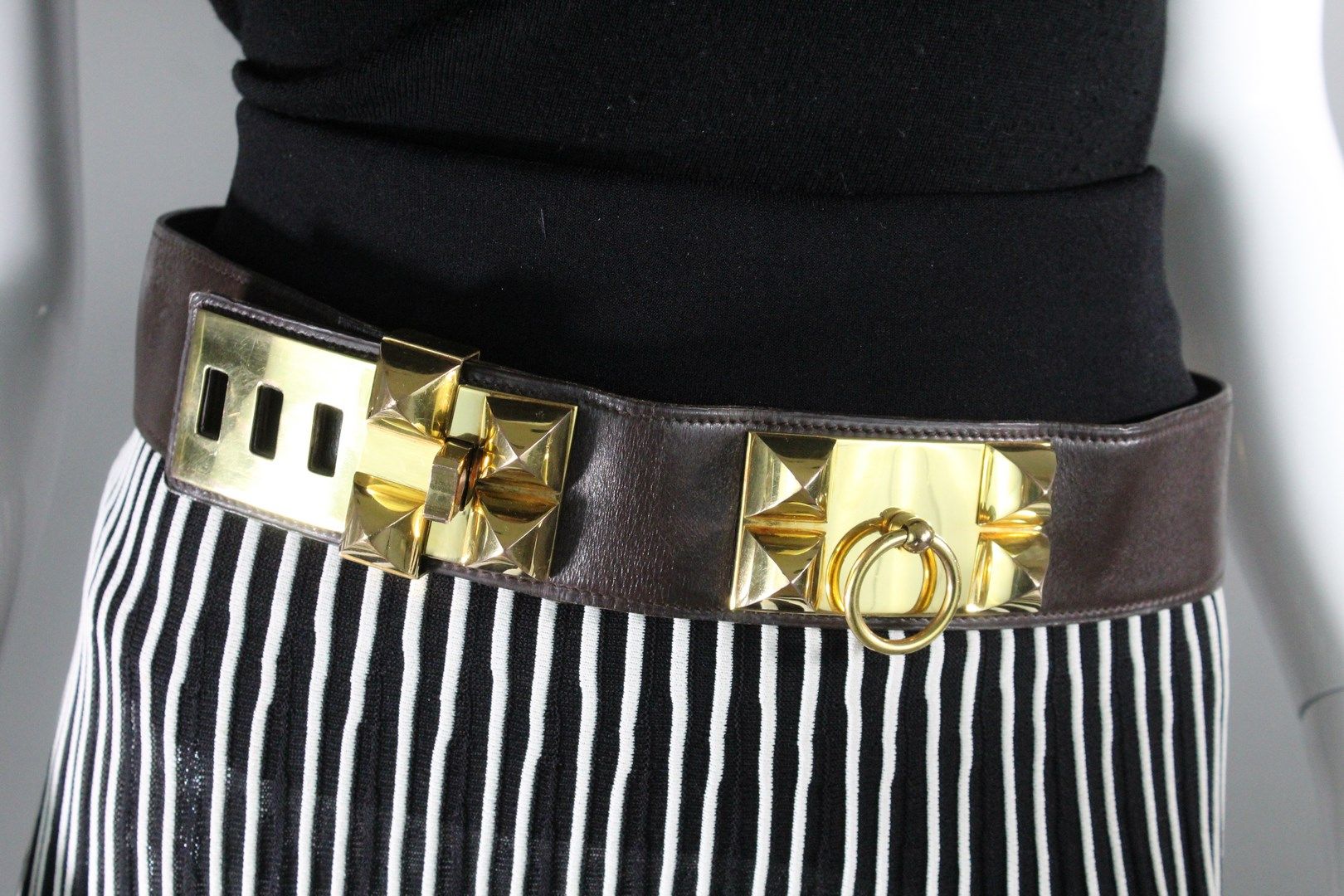 Null 
赫米斯 (1972)



Médor "皮带，采用巧克力色皮革和镀金金属饰品，带有该品牌标志性的钻石尖头金属环。



尺寸：从77到82厘米左右&hellip;