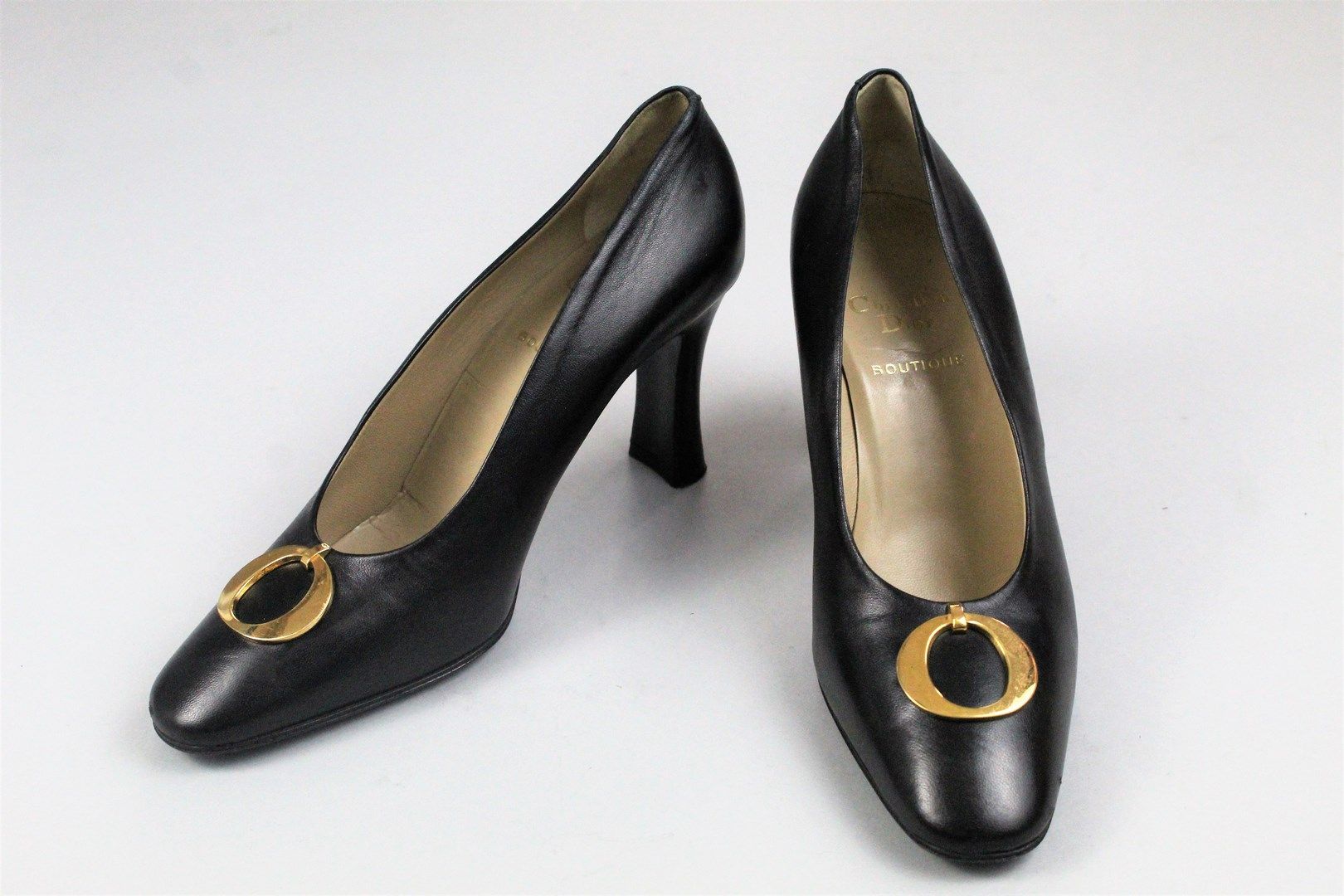 Null CHRISTIAN DIOR BOUTIQUE（约1980年）。



一双 "Lady Dior/Lady O "高跟鞋，黑色光滑皮革，有大扣子和金&hellip;