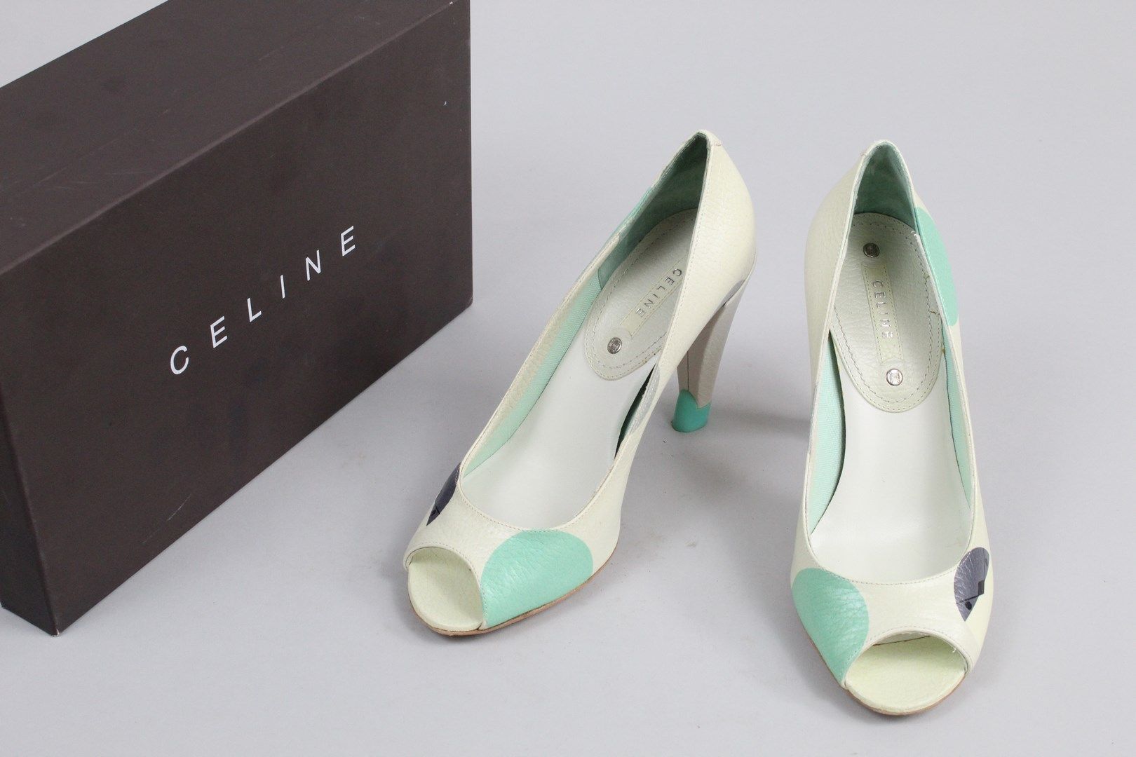 Null CELINE 



Amusing pair of white leather pumps with water green, blue and g&hellip;