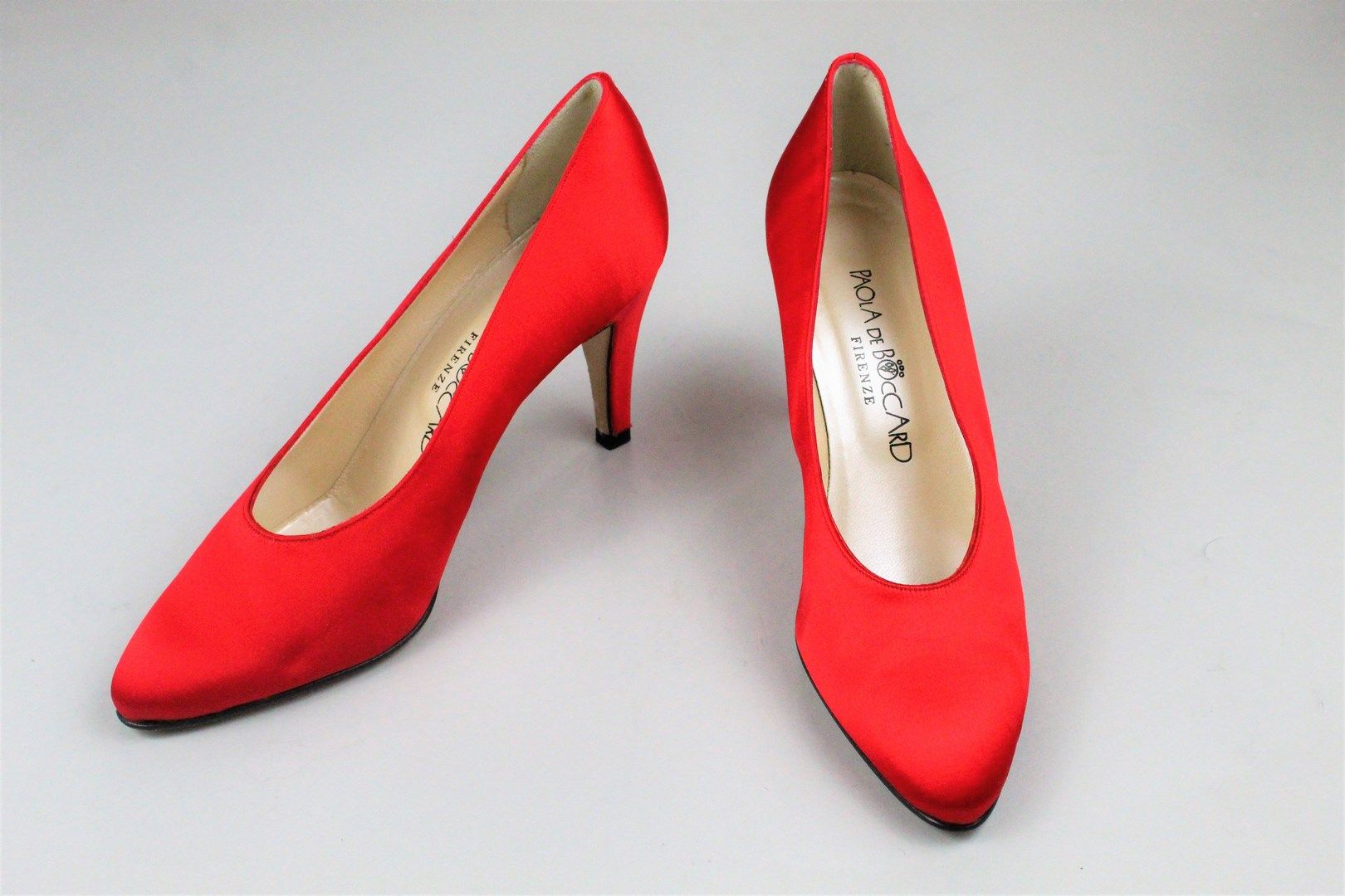 Null 保拉-德-波卡尔



 一双覆盖着红色丝绸的晚装鞋。



鞋跟高度：约8.5厘米。



尺寸：38
