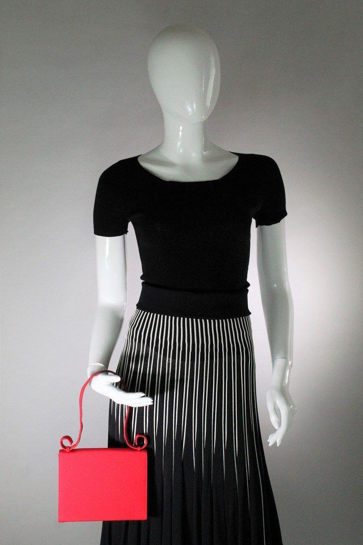 Null 梵克雅宝（Givenchy）时装



红色塔夫绸包覆的小晚装包，丝带图案手柄，带磁铁的翻盖，大口袋内有一个小贴袋。



尺寸：16 x 19 x &hellip;