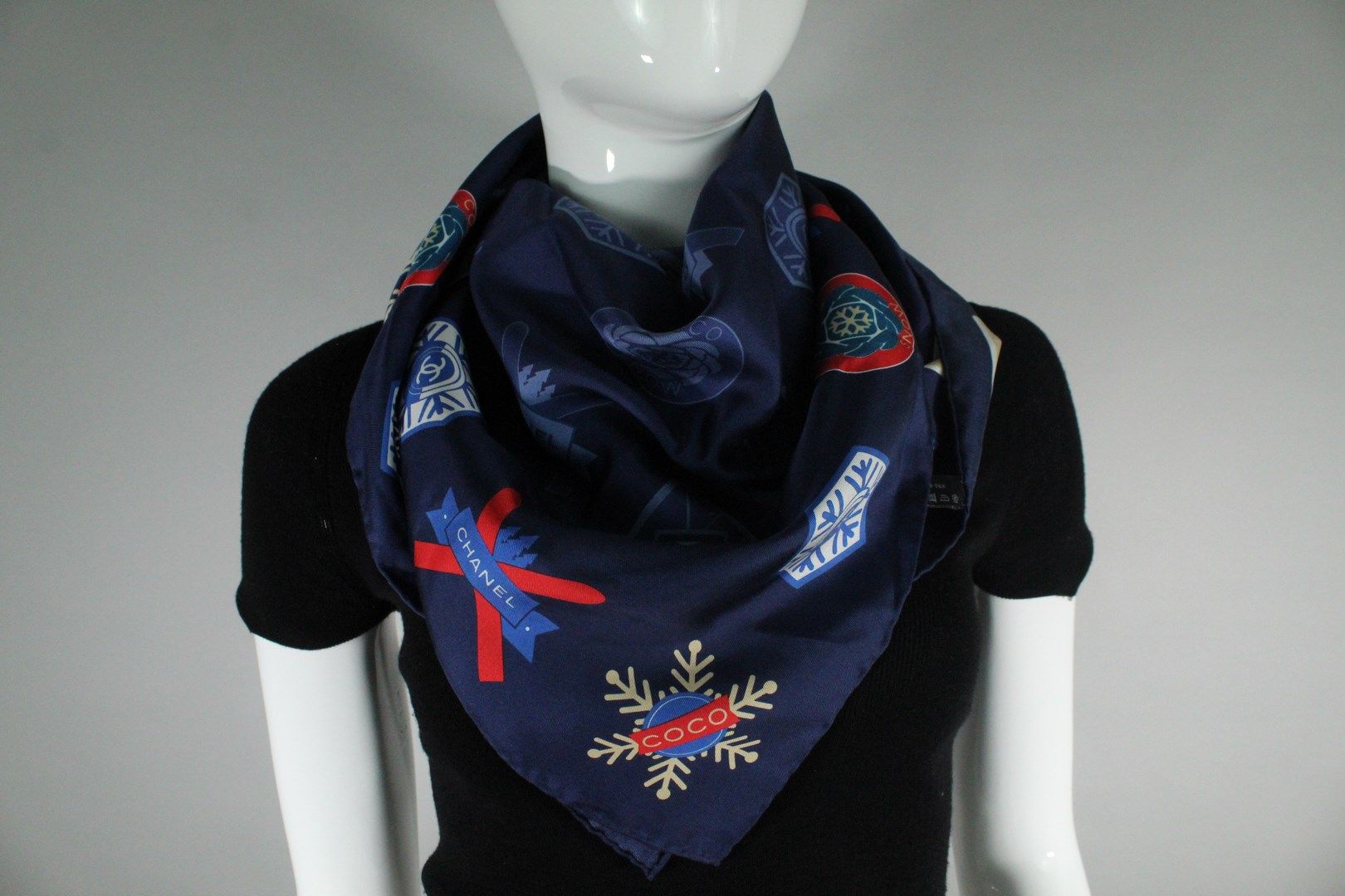 Null CHANEL 

Navy blue silk square with snow and winter sports print and many l&hellip;