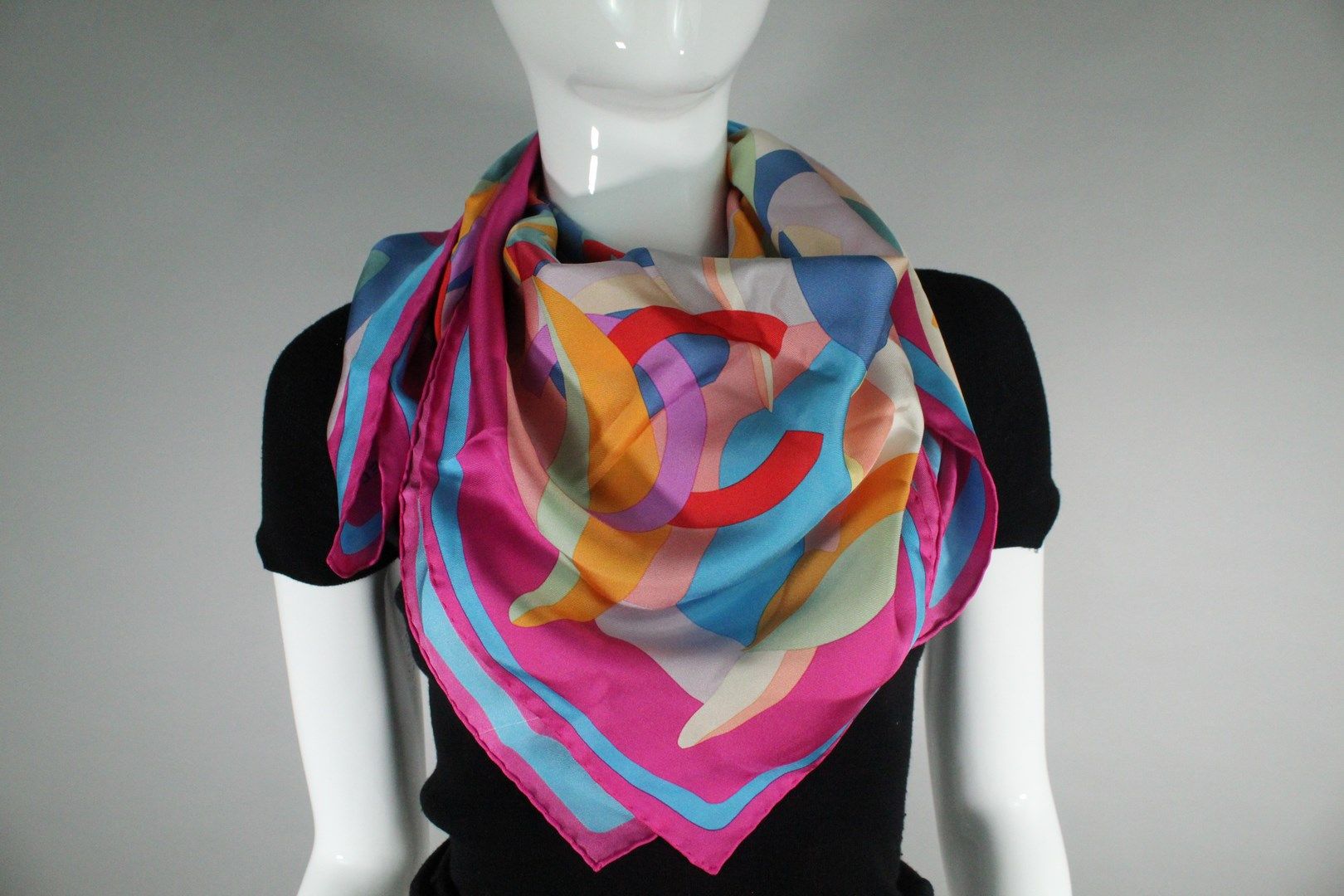 Null CHANEL 

Cuadro de seda con motivos geométricos multicolores entrelazados c&hellip;