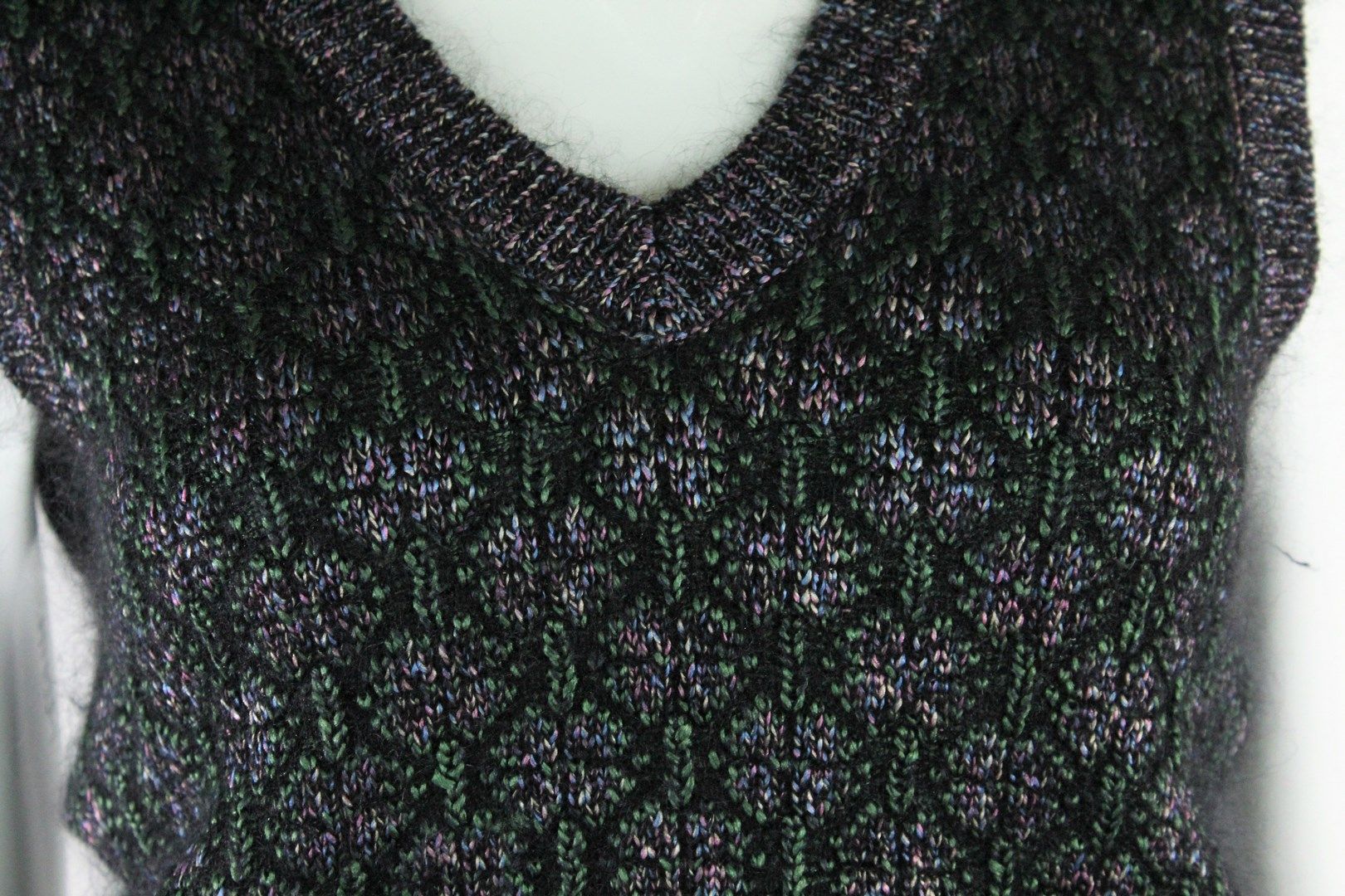 Null 香奈儿（约2010年



粉色、蓝色、白色和绿色等色调的丝绸、羊毛和马海毛无袖毛衣，V领。几乎全身上下都有花卉图案。



尺寸：约36