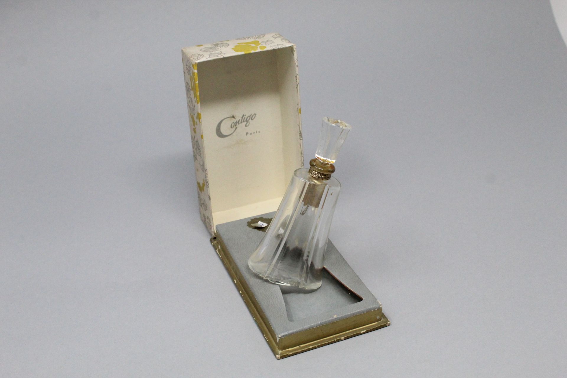 Null CONTIGO 



Glasflakon des Parfüms "Contigo", in der Originalverpackung.