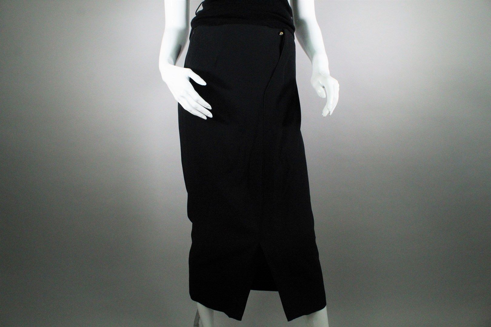 Null 
索尼娅·里基尔



黑色铅笔裙在一侧开衩，设有口袋。



饰有水钻的金色金属首饰。背面有拉链。



腰围：70 厘米。 - 长度：84 厘米。