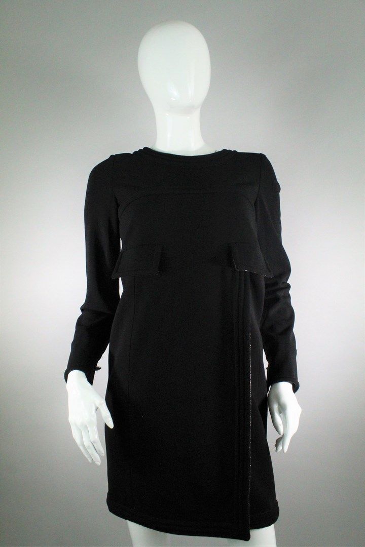 Null 香奈儿



2012年秋冬成衣系列，Passage n°12，（Jacquelyn Jablonski模特）。



厚重的黑色连衣裙，有五彩的金色&hellip;