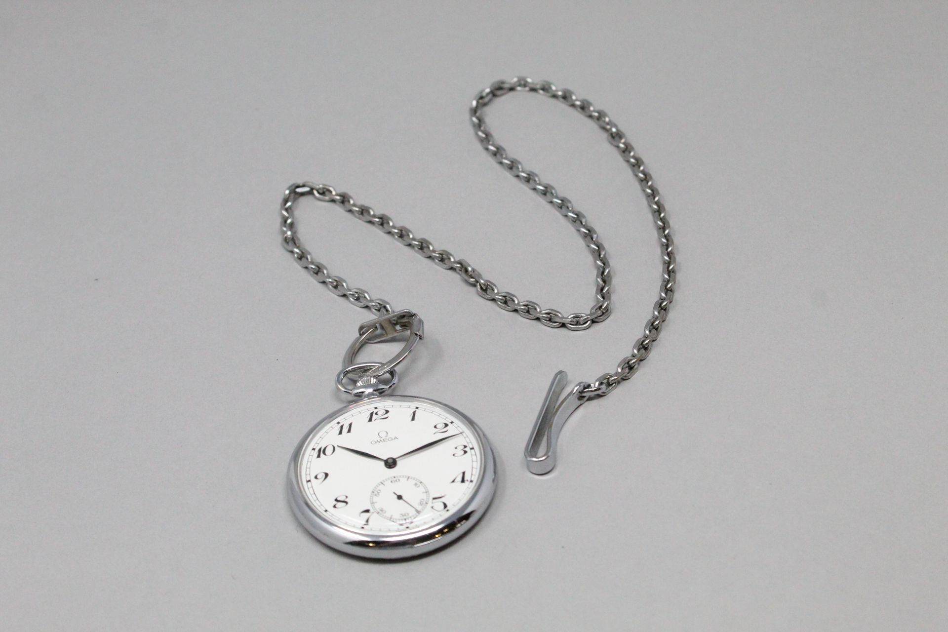 Null OMEGA 

Metal pocket watch with white dial and Arabic numerals for the hour&hellip;
