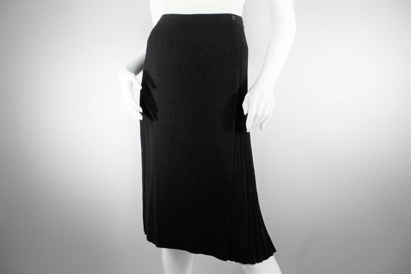 Null 萨尔瓦托雷-费拉格慕



黑色原生羊毛针织部分褶皱裹身裙，腰部有弹性。

腰带上有一个小的水钻珠宝细节，上面有公司的徽章。



尺寸：S

长度：&hellip;