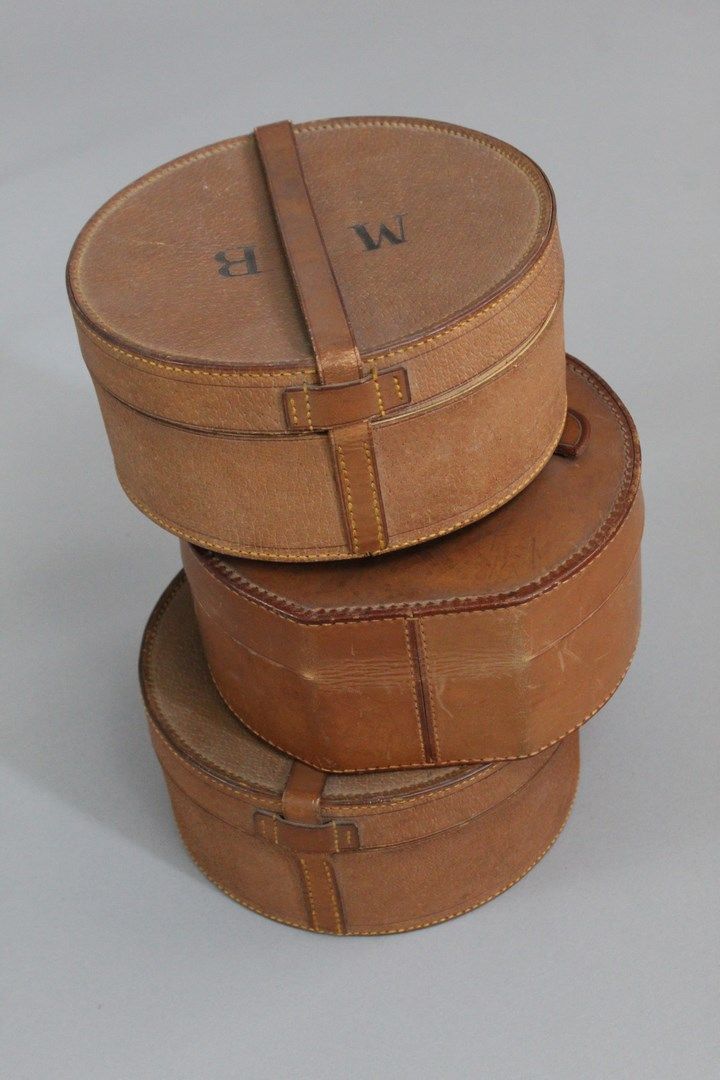 Null ANONYME 



Lot de trois boîtes rondes en cartonnage recouvert de cuir natu&hellip;