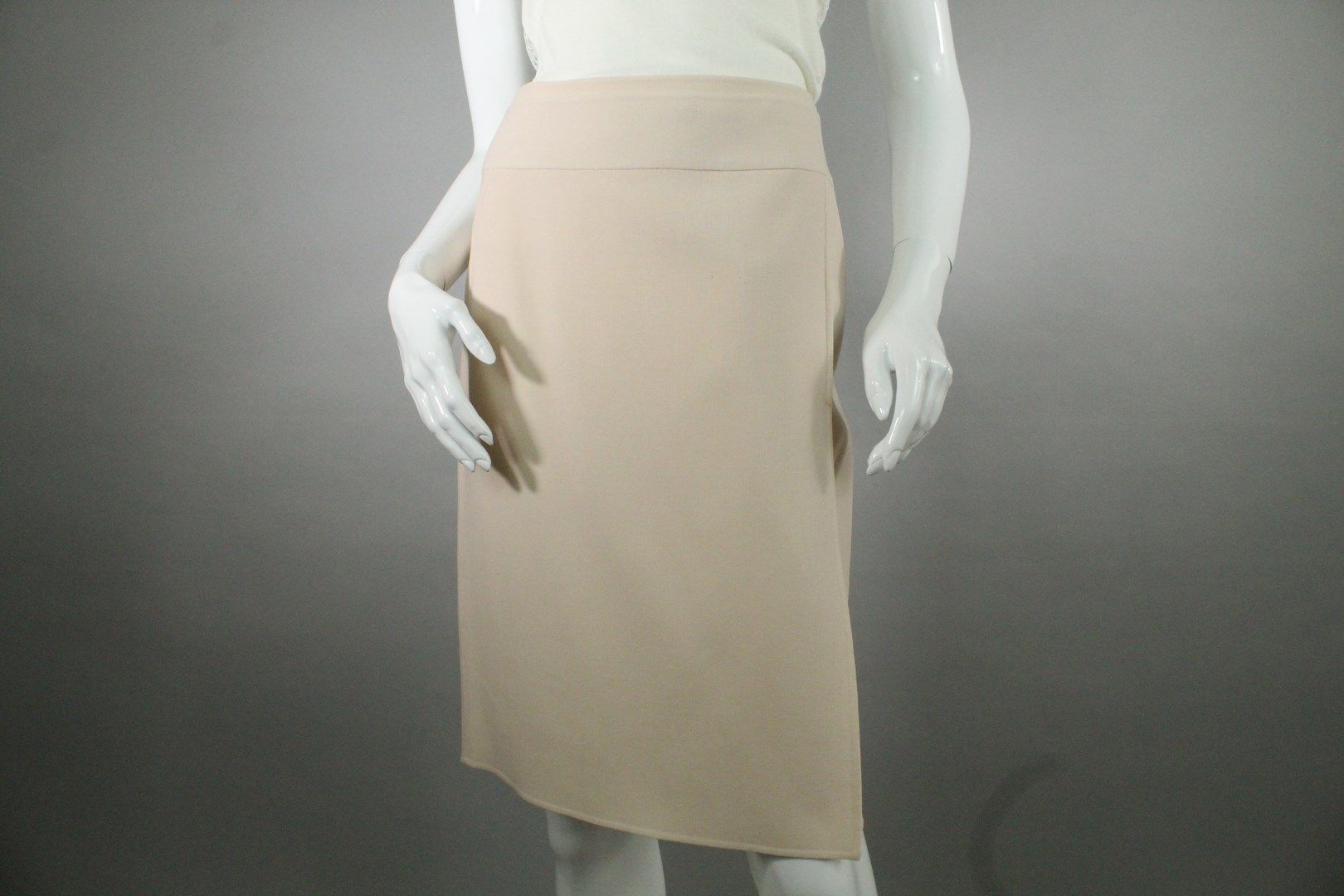 Null CELINE



粉红色羊毛混纺针织裹身裙。仿制口袋的装饰性细节。

后面有拉链封口。



尺寸：38

长度：53厘米左右。



内侧有手工制&hellip;