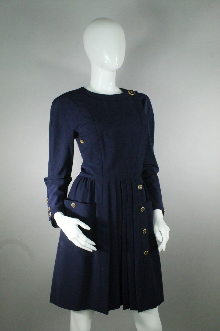 Null CHANEL 

Vestido "Boutique CHANEL" de lana y seda azul noche inspirado en l&hellip;