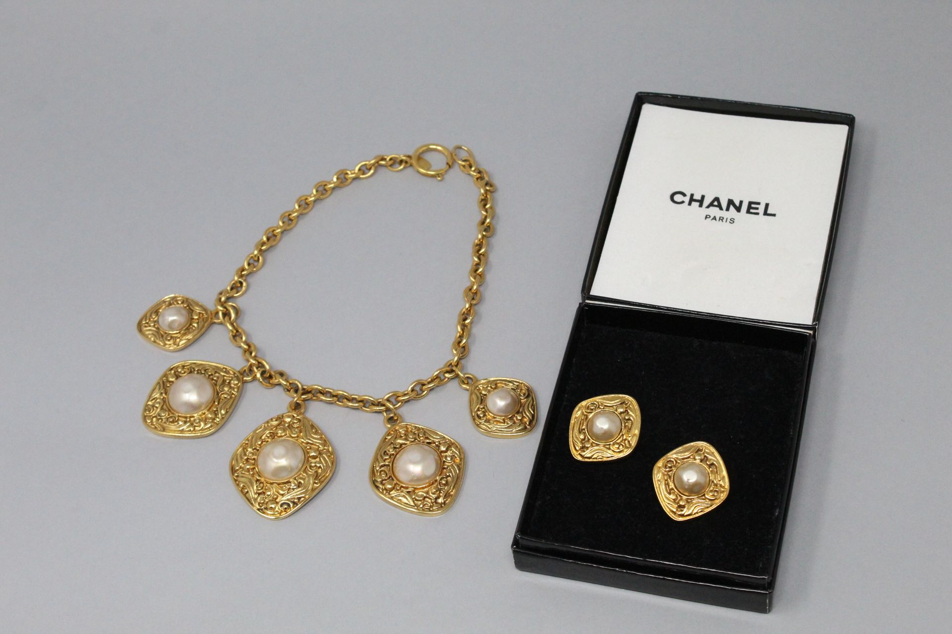 Null CHANEL

Half set in gilded metal and fantasy pearls including a pair of ear&hellip;