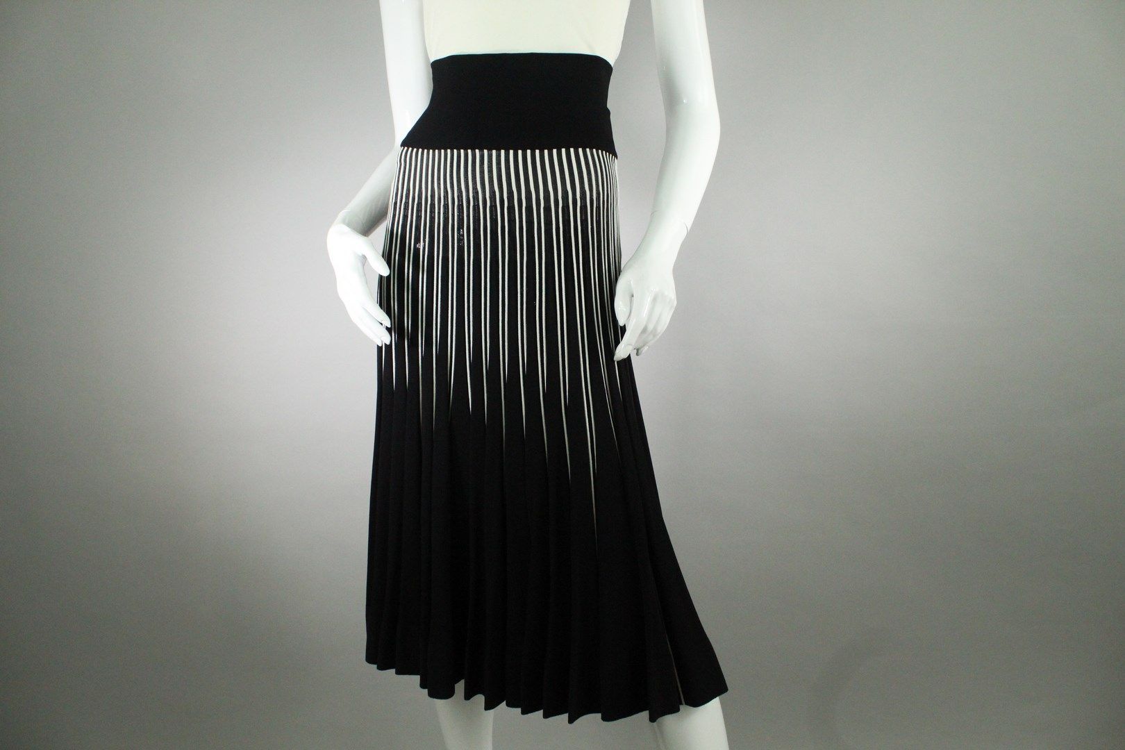 Null GUCCI (作者：Frida Giannini)



罕见的大面积弹性网眼褶皱长裙，有黑白几何效果，弹性腰部。



约在2007年。



尺寸&hellip;