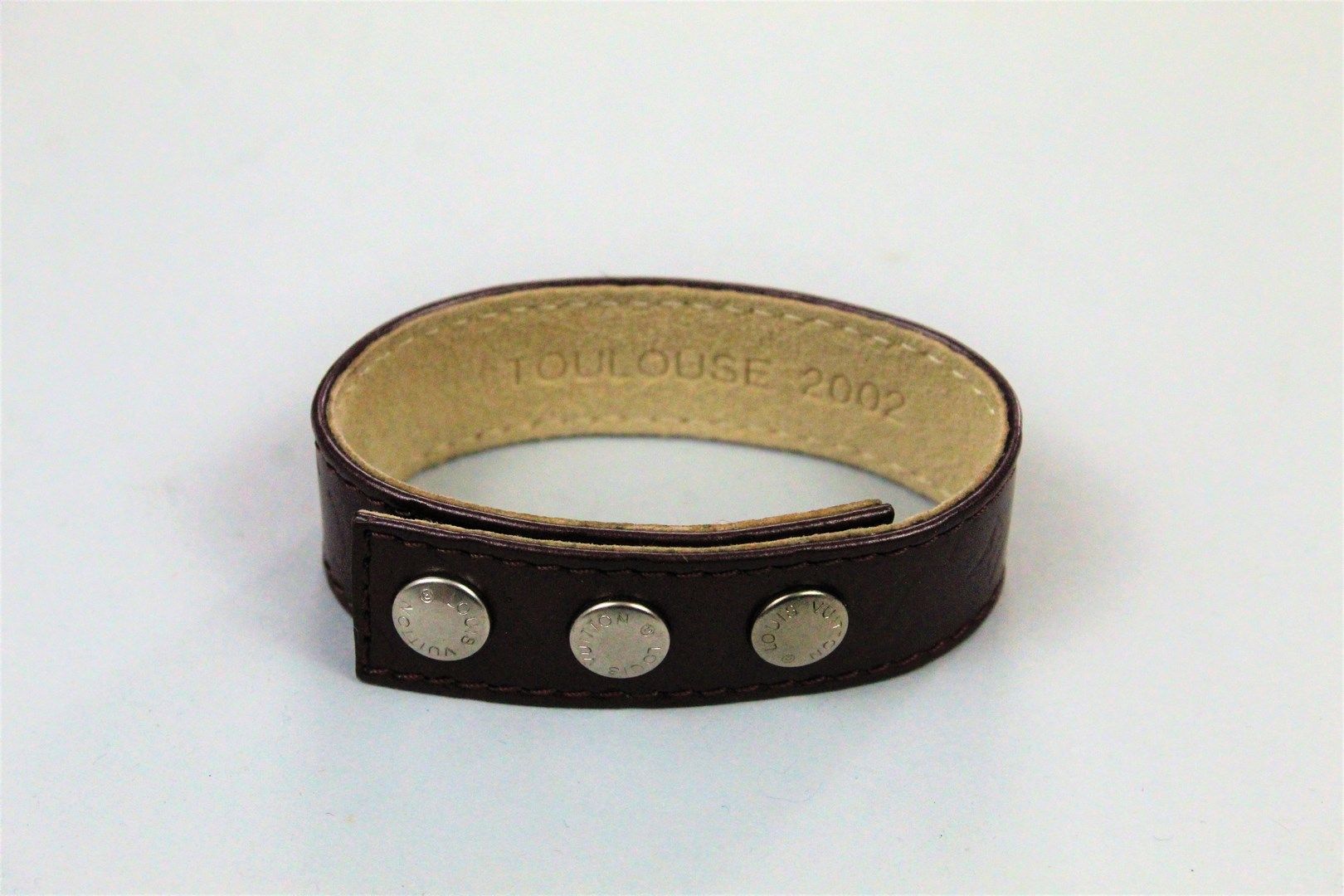 Null 路易-威登（LOUIS VUITTON

路易威登的棕色皮革手镯，上面印有LV字样。内有铭文："TOULOUSE 2002"。卡扣式关闭。

手腕尺寸&hellip;