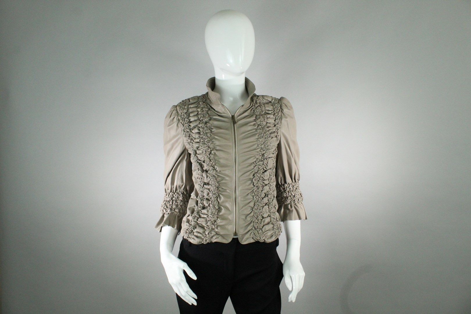 Null 罗伯托-卡沃利班



米色小羊皮短夹克，有褶皱和皱纹，正面有拉链。



尺寸：44IT