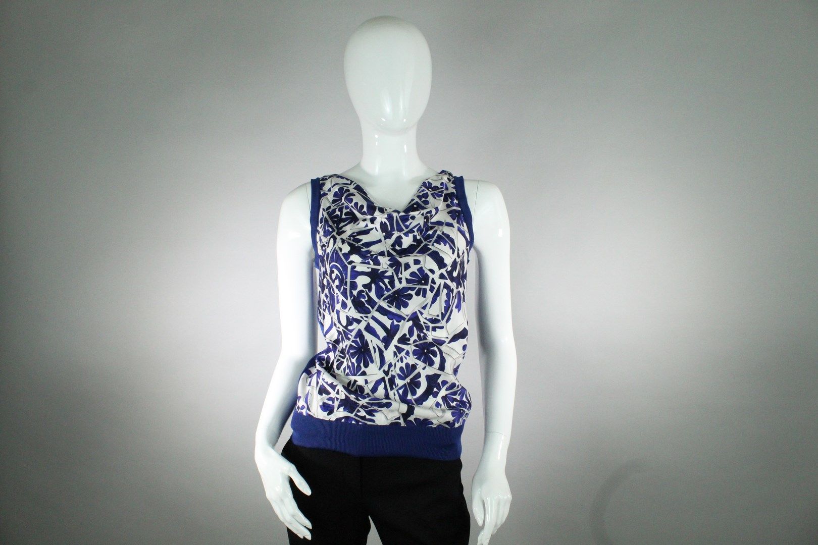 Null GUCCI (作者：Frida Giannini)



丝质针织和缎面无袖上衣，正面有花卉图案，蓝色和白色。



尺寸S



约在2009年。