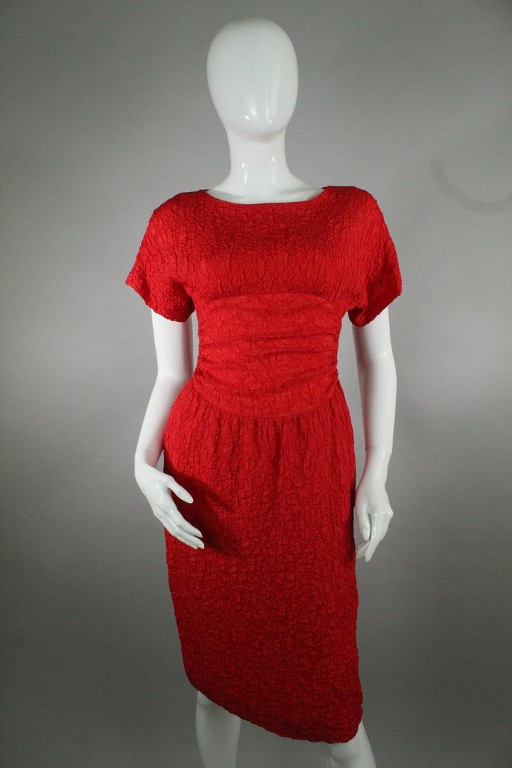 Null 兰文（约1980年



红色绉绸鸡尾酒裙，裙摆有衬里。腰部有褶皱和聚集，侧面有隐形拉链。



尺寸：36/38