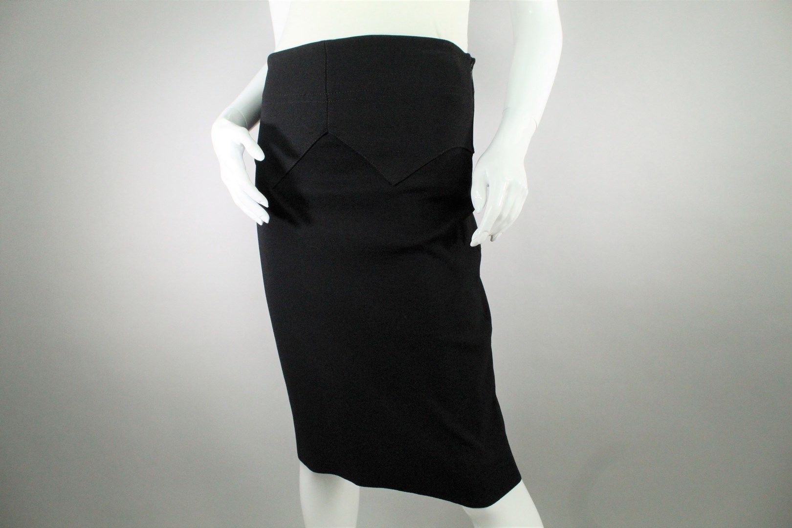 Null GIVENCHY



黑色半硬质弹性针织品的略微铅笔裙，腰部底部有三角形挡板。



侧面有拉链。



尺寸：M



长度：61厘米