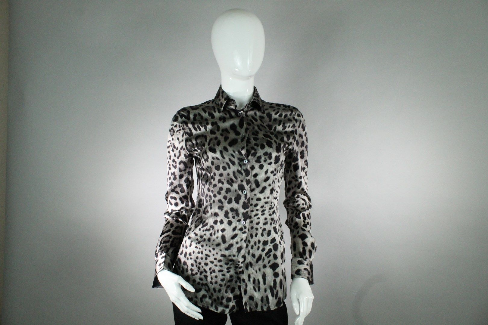 Null DOLCE & GABBANA



Blusa de seda gris con estampado de leopardo, ligerament&hellip;