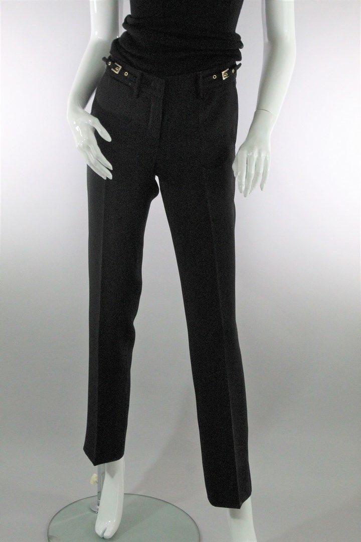Null 布卢马林



直筒裤采用流畅的黑色缝制风格，前面有两个意大利式口袋，后面有一个纽扣滚边的口袋。有两个轭，模仿带有金色金属水钻的高级皮带。



尺寸&hellip;