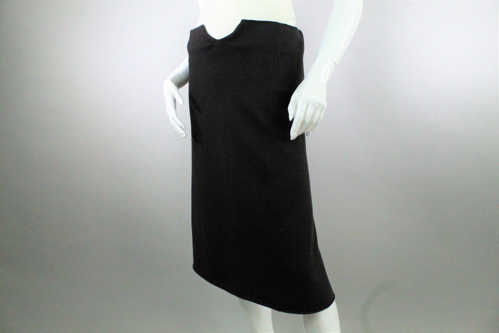 Null 纪尔-桑德



灰色羊毛混纺裙，不对称的折叠图案，背部开衩。腰部有松紧带，左侧有轻微开衩。



尺寸：40

长度：70厘米左右。



略有磨损&hellip;