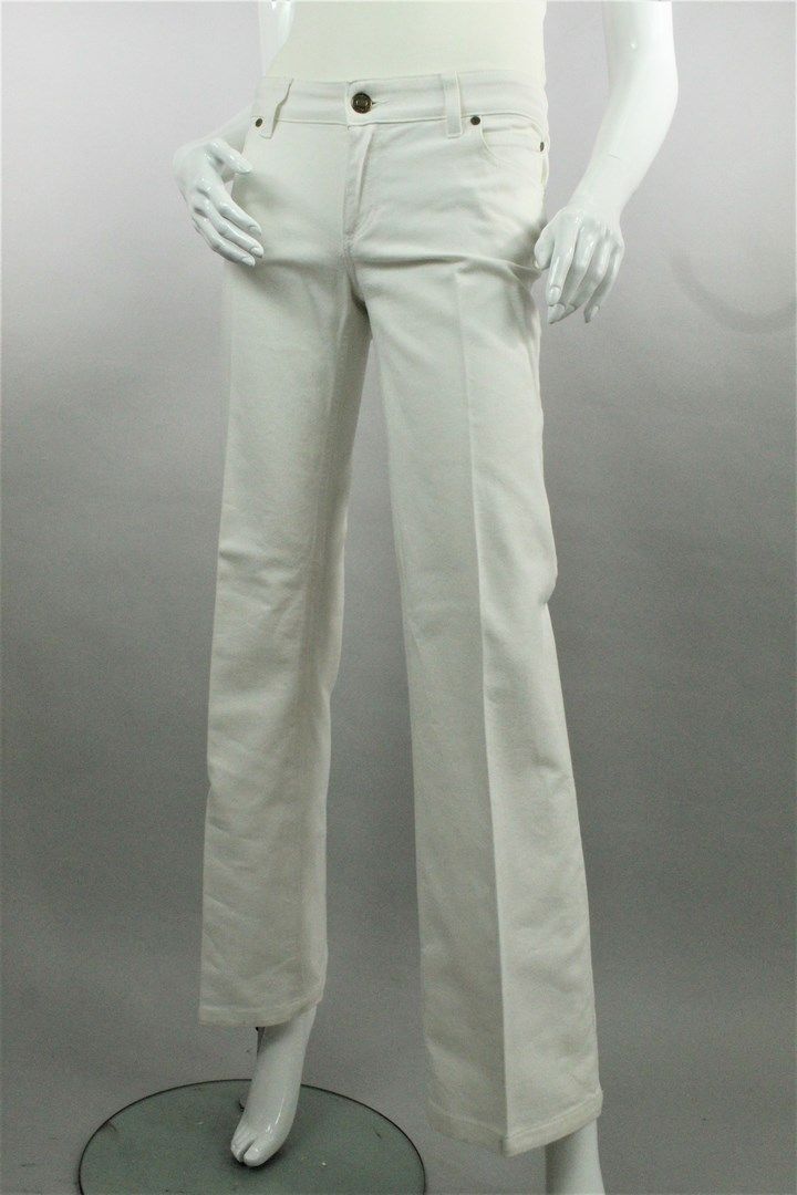 Null GUCCI



白色牛仔直筒裤，前面有两个西式口袋和两个硬币口袋，后面有两个贴袋。右后侧有多色纹身和花卉图案的装饰，并有一个印有 "GUCCI "名&hellip;