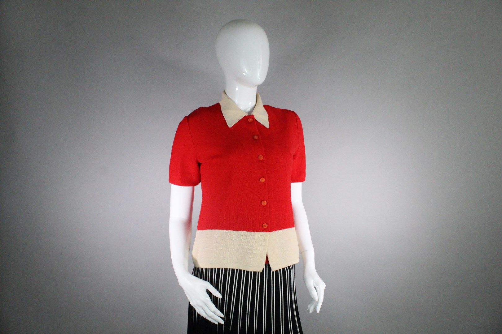 Null 路易斯-费罗(LOUIS FERAUD) (约1970年底)



象牙色和朱红色羊毛针织品双件套，由圆领无袖上衣和小领短袖外套组成，有单扣扣紧。上衣&hellip;