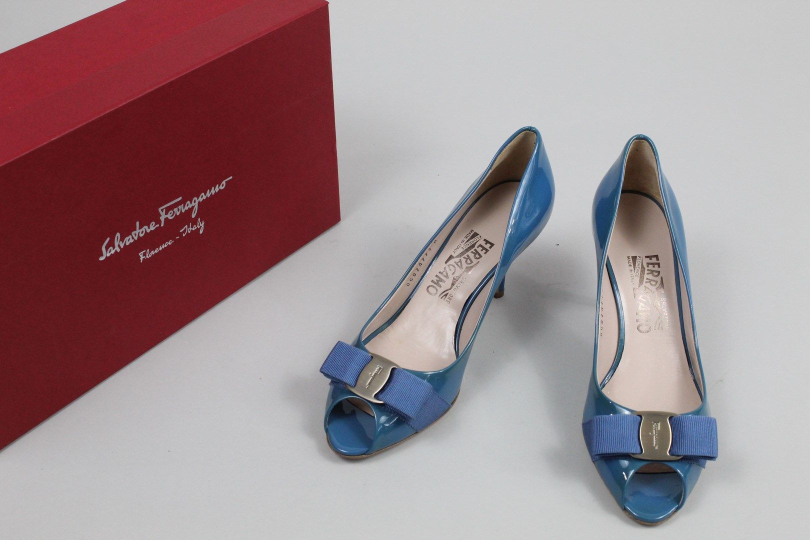 Null 萨尔瓦托雷-费拉格慕



一双蓝色釉面皮革高跟鞋，鞋头开放，中间有一个织物蝴蝶结，上面有象征该品牌的签名牌。



尺寸：37

鞋跟高度：7厘米
&hellip;
