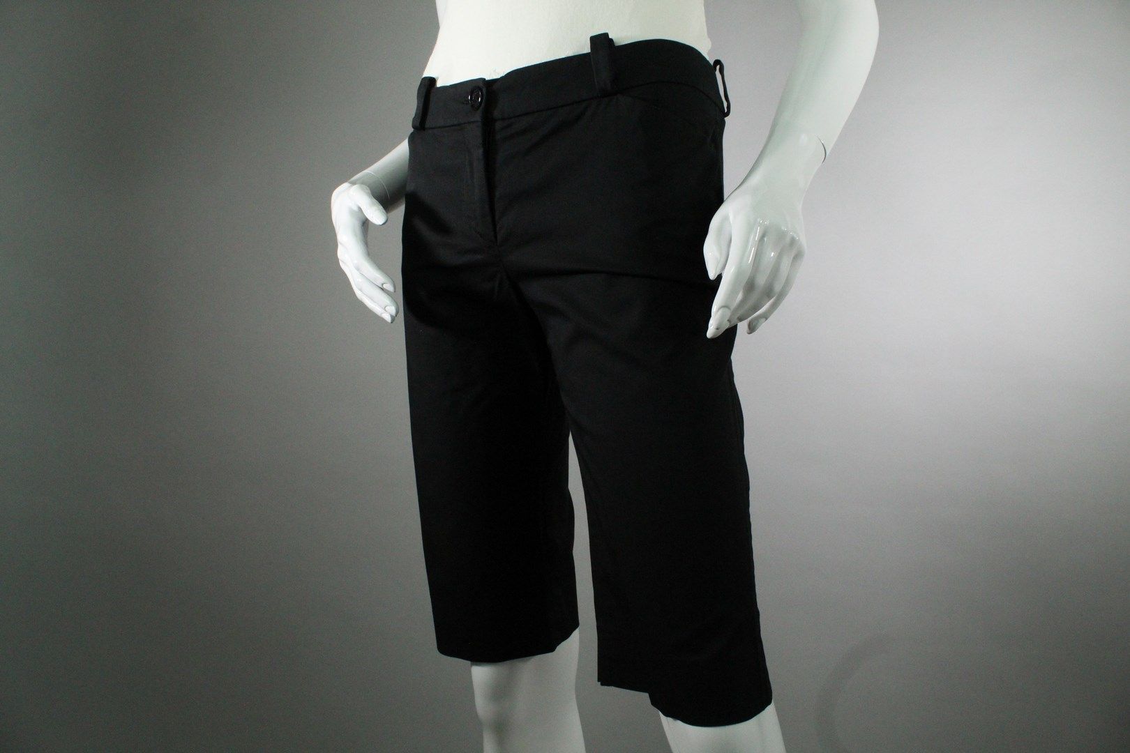 Null BURBERRY



Bermudas de algodón negro, dos bolsillos abiertos, abotonadura &hellip;