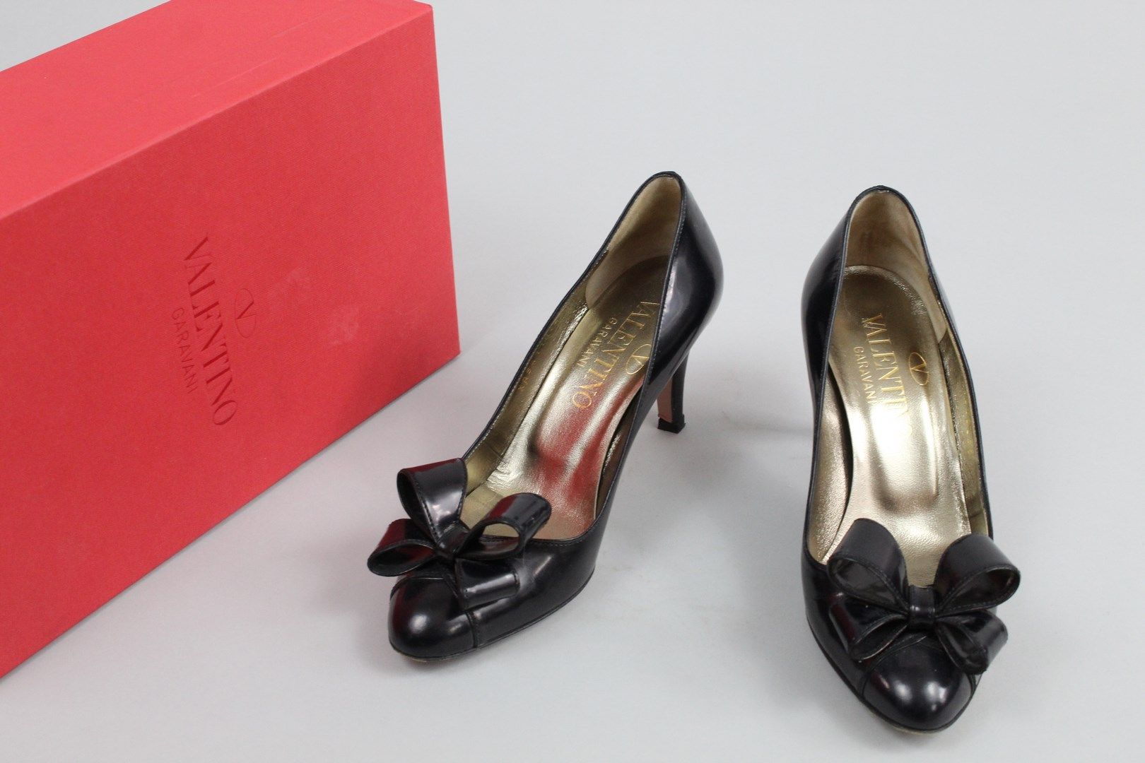 Null VALENTINO



Pair of black glazed leather pumps with open toes. 

Iconic bo&hellip;