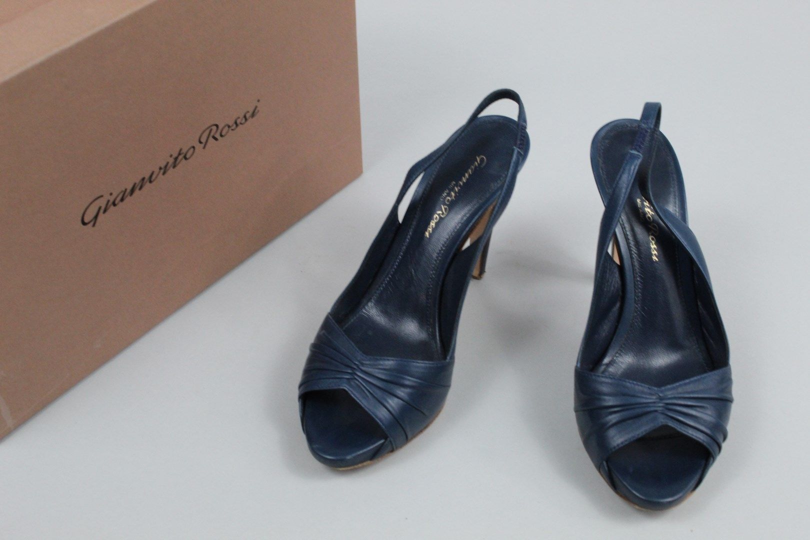 Null 吉安维托-罗西



一双光滑的蓝色皮革凉鞋，深蓝色漆皮鞋跟。

前面是褶皱的皮革。



尺寸：36



鞋跟高度：10厘米



带盒
