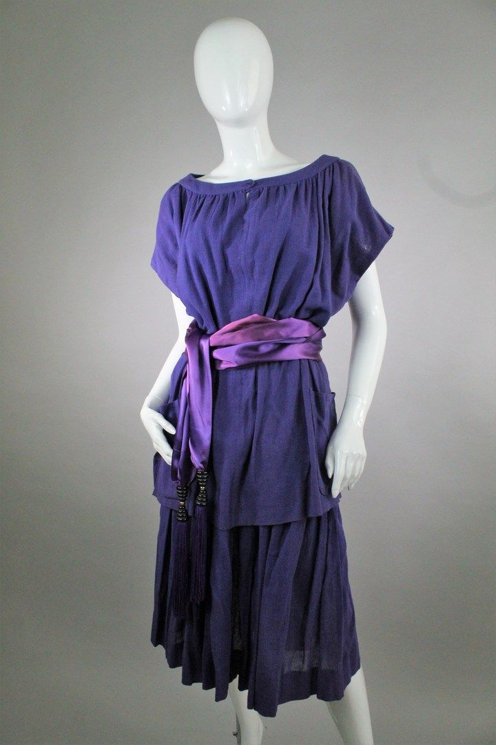 Null JEAN PATOU



紫色棉质服装，包括一件短袖船领长衫和一条裙子，都用紫色丝带系着，最后是两个带有黑色和金色塑料元素的绒球。

裙子后面有钩状&hellip;