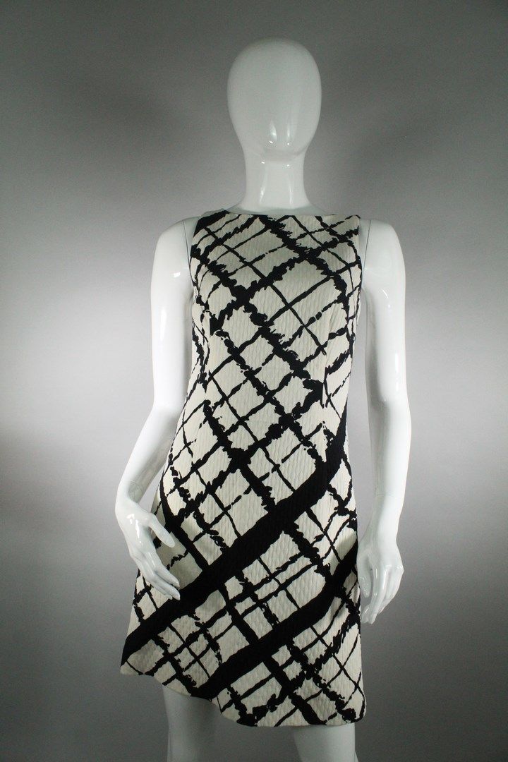 Null MICHAEL KORS



黑白绗缝棉布和丝绸的无袖连衣裙，有风格化的钻石图案。

腰部有腰带。后面有拉链封口。



尺寸：6