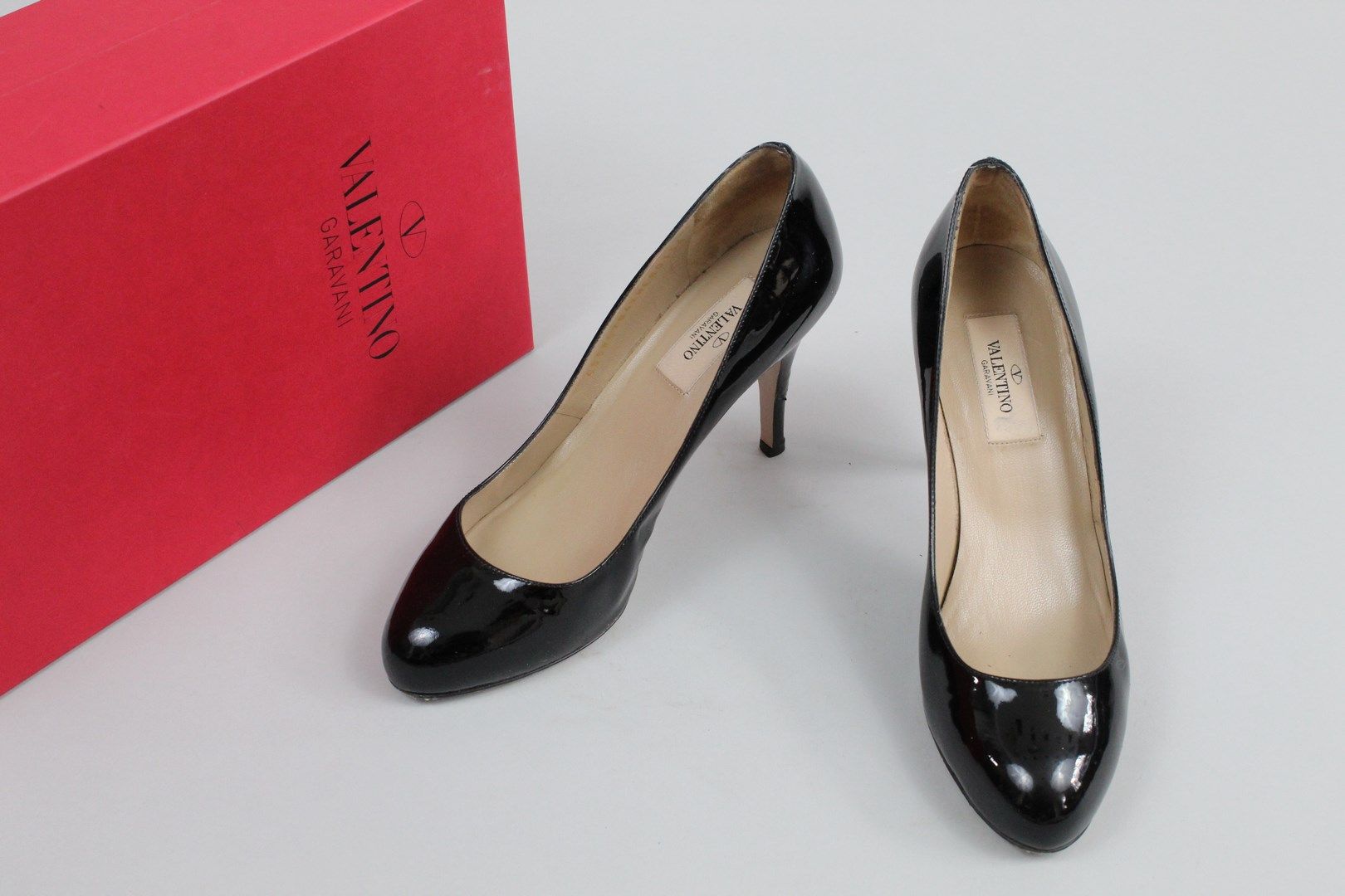 Null 梵蒂诺



一对黑色釉面皮革鞋。

穿着。



尺寸：36



鞋跟高度：9厘米



有盒子。