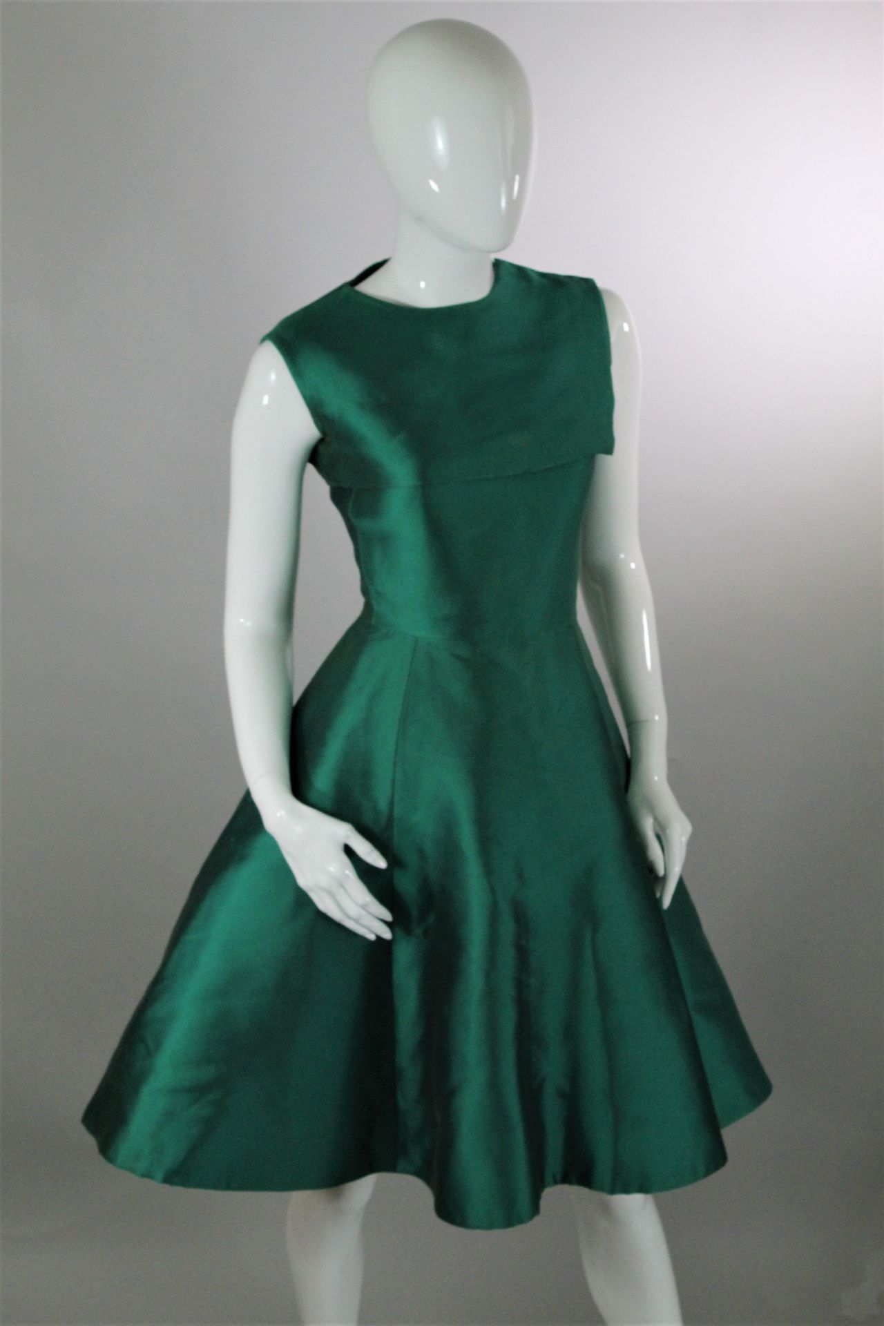 Null 
CHRISTIAN DIOR 高级时装。



1961年秋冬，"Charme 62 "系列。

翠绿色塔夫绸的鸡尾酒裙，由两个元素衔接而成。主体有&hellip;