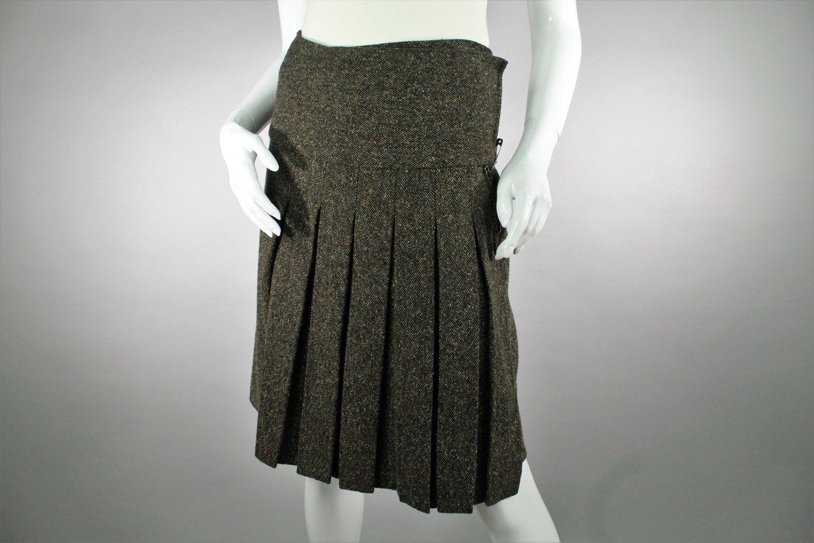 Null GIANFRANCO FERRÉ



Wool blend skirt with grey-green and iridescent tweed e&hellip;