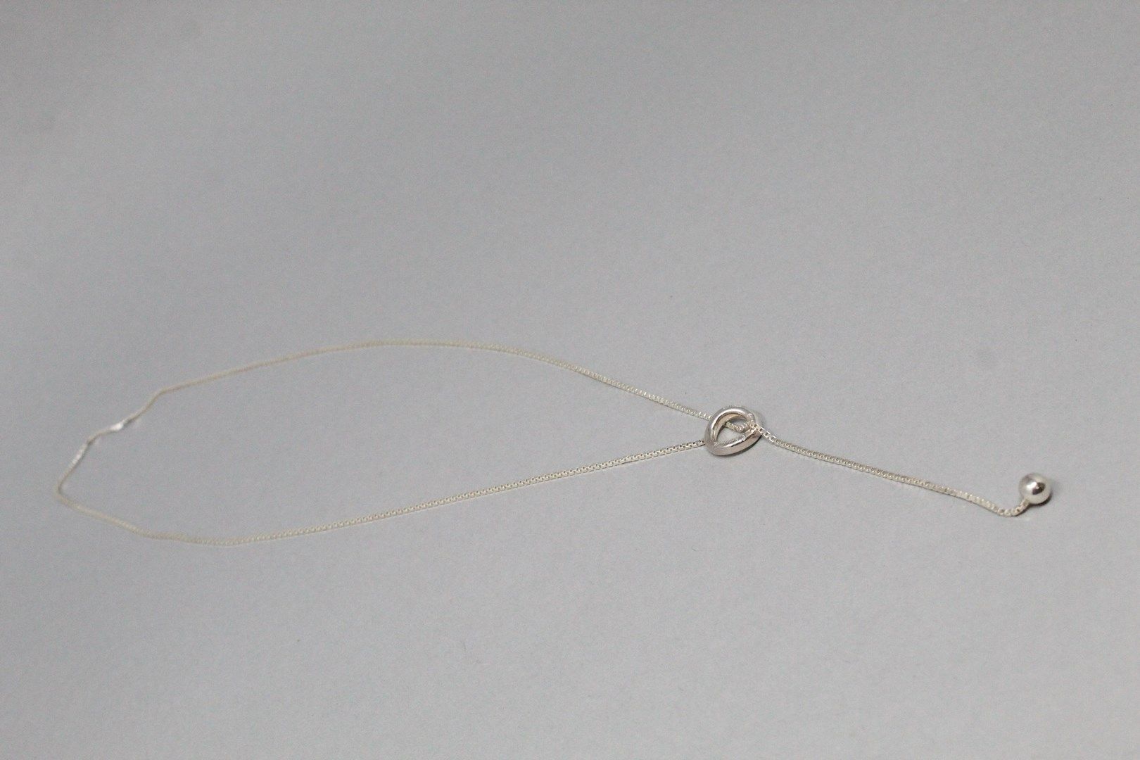Null 姬斯多福（CHRISTOFLE）



925/1000银质领带项链，带有威尼斯网眼，一端装饰有一个球，另一端有一个环，可以通过第一环。



打开的&hellip;
