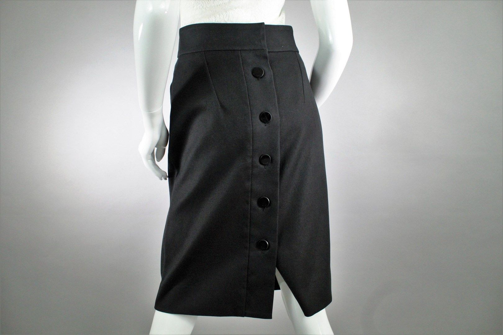 Null GUCCI (作者：Frida Giannini)



黑色棉质直筒裙，背后有扣，有两个意大利风格的口袋。腰部有双扣，背部有黑色纽扣。



尺寸：&hellip;