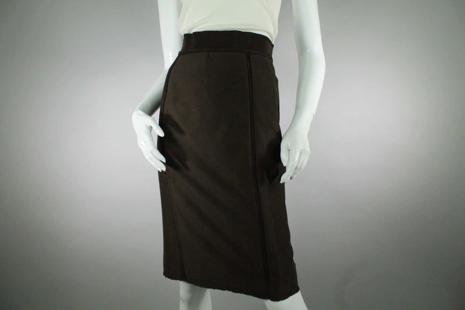 Null GIANFRANCO FERRÉ



Brown straight skirt with elastic waistband and detail &hellip;