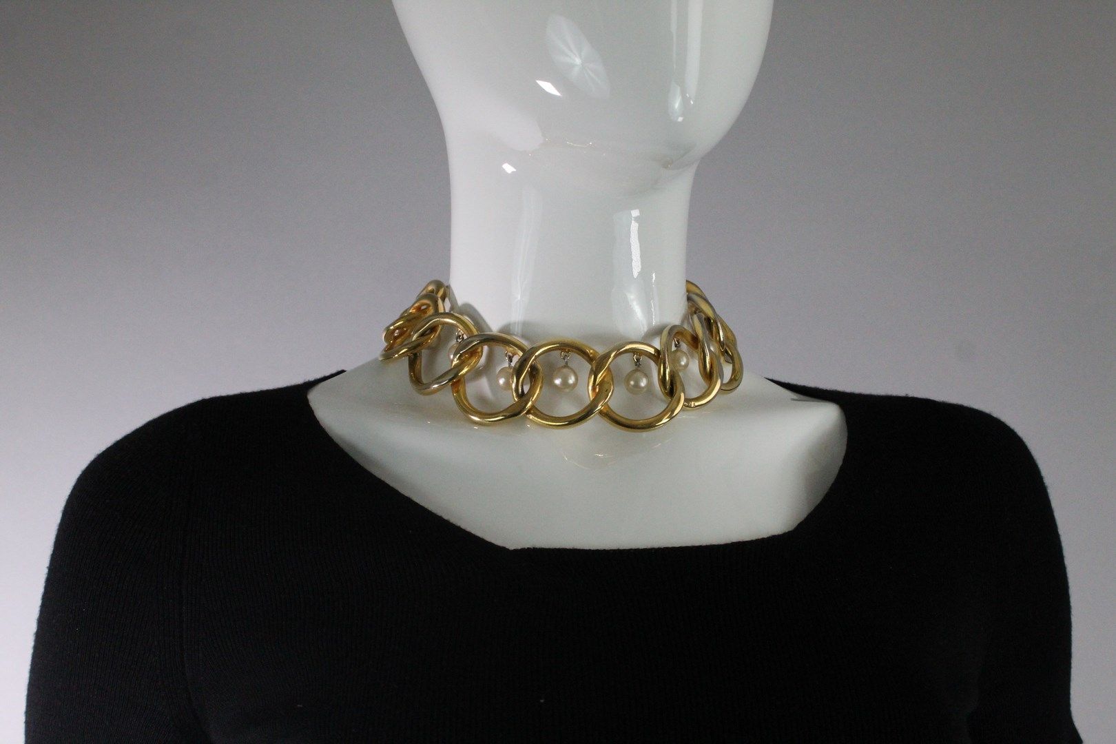 Null 
香奈儿（约1980年



镀金金属项链，大网眼，饰有花式珍珠的吊坠。

有 "CHANEL MADE IN FRANCE "的字样。



项链尺&hellip;