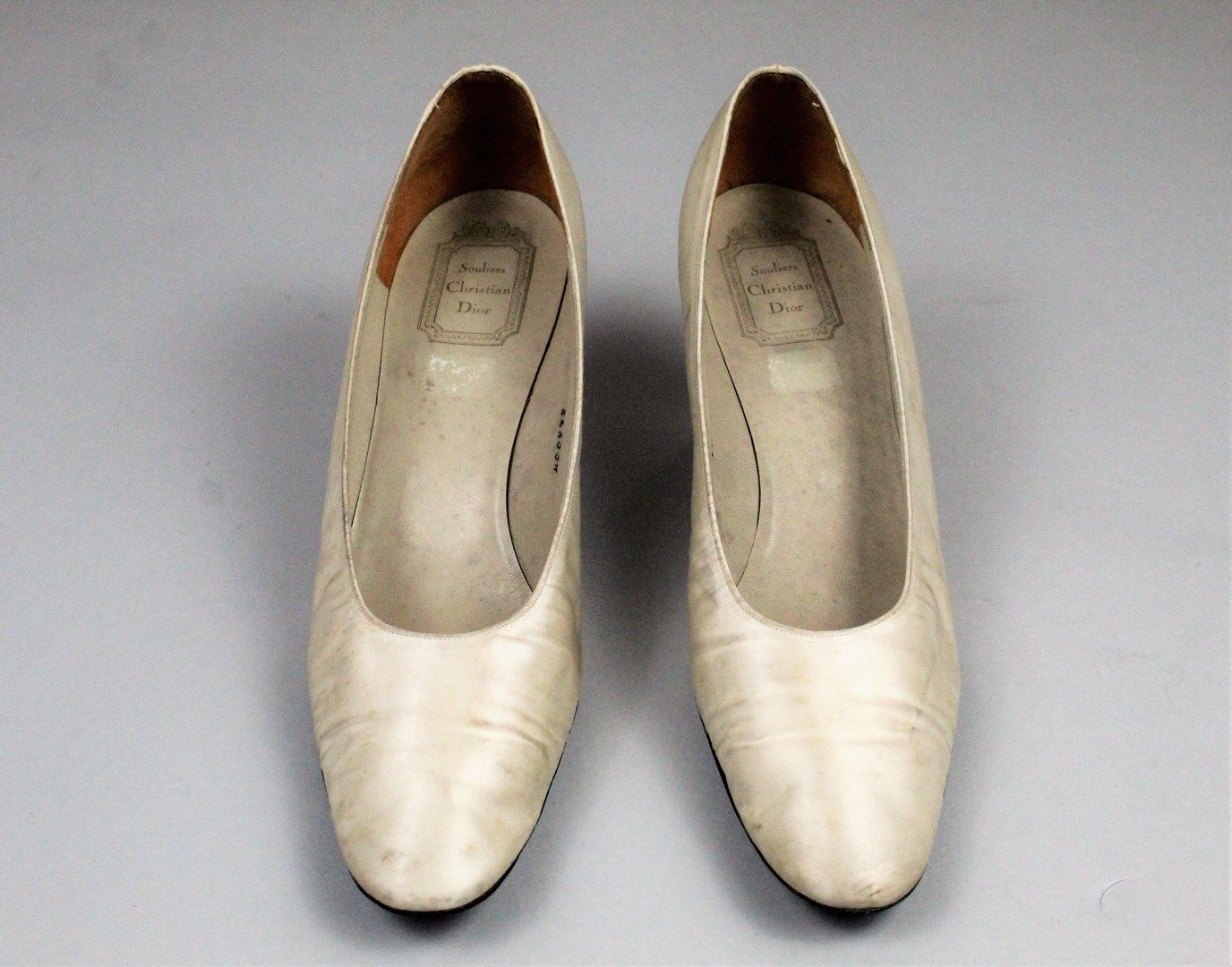 Null 克里斯蒂安-迪奥（CHRISTIAN DIOR）鞋（约1960年）。



象牙色丝缎包裹的小高跟鞋。



尺寸：8.5厘米

鞋跟高度：5.5厘米&hellip;