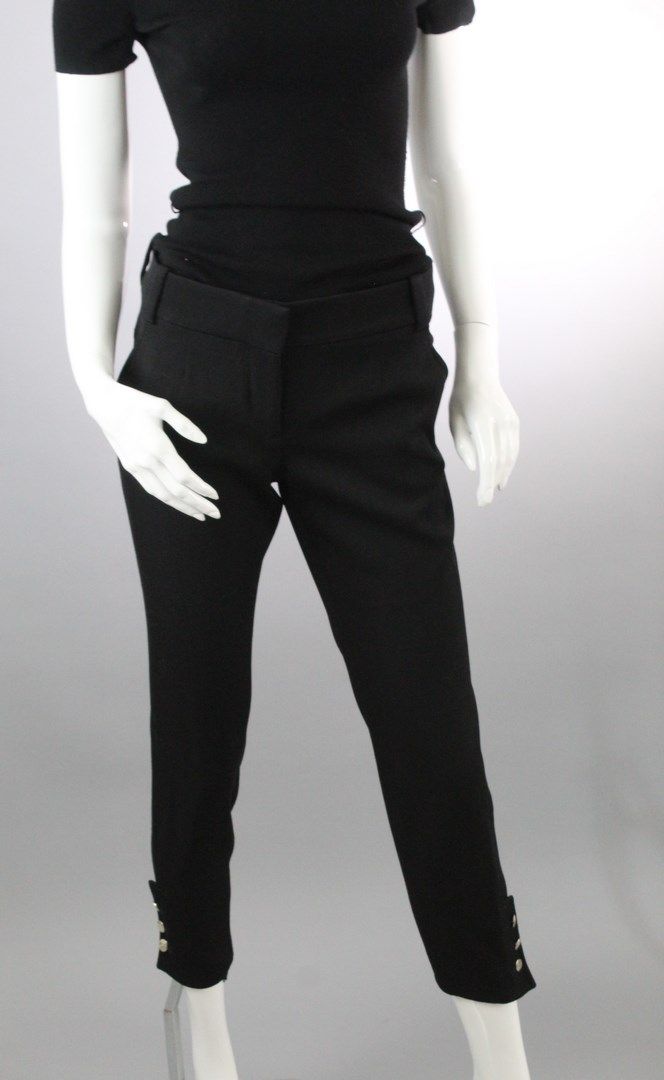 Null CELINE



黑色羊毛混纺的胡萝卜长裤，前部有两个意大利式口袋和两个精美的飞镖，裤腿上有一排三个银色金属纽扣的 "海盗 "风格。



尺寸：3&hellip;