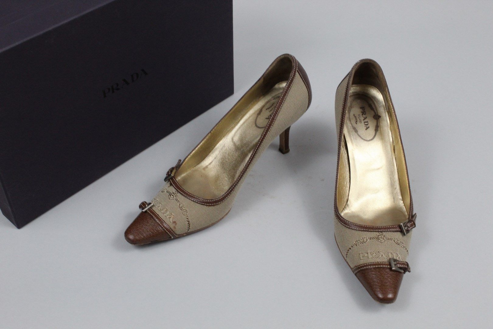 Null PRADA 



Pair of tobacco leather and cream canvas pumps, with pointed toe &hellip;