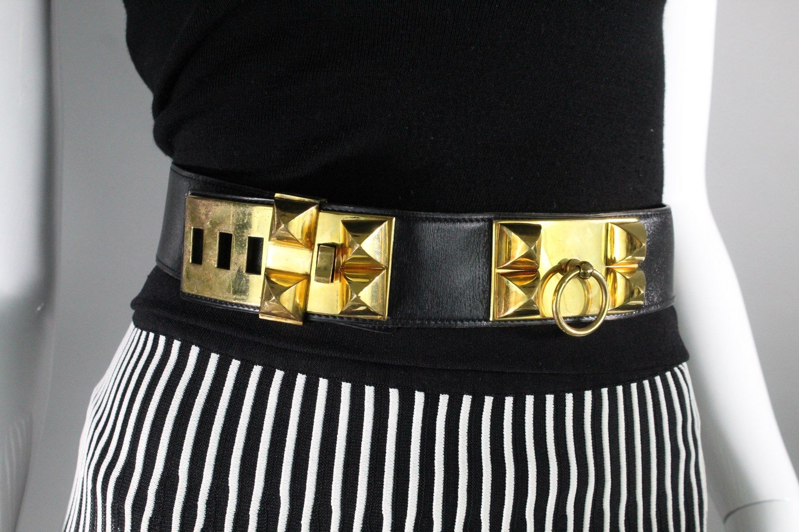 Null 赫米斯



腰带 "Médor "型号为黑色盒装皮革和镀金金属珠宝，带有金属钻石点的腰环，是该品牌的标志。



尺寸：从66到73厘米左右。


&hellip;