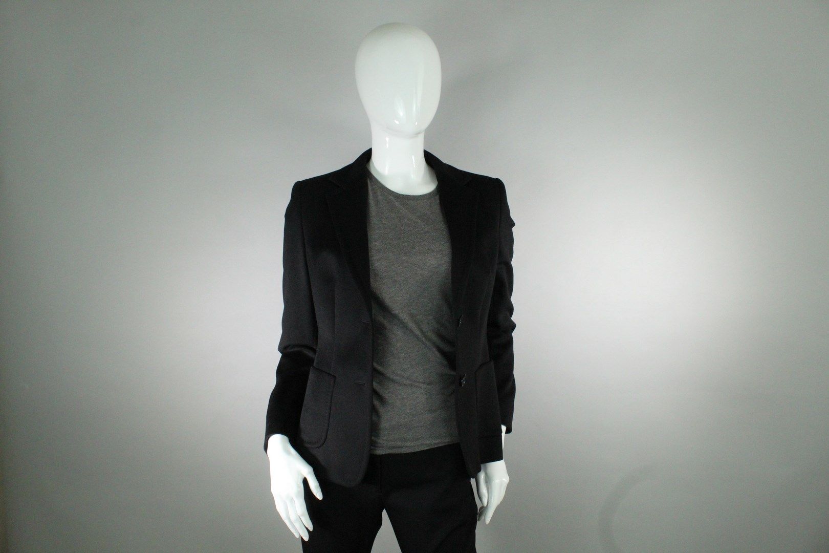 Null MAX MARA



黑色羊绒西装外套，饰有大型黑色套印。两个贴袋，双排扣，每个袖子末端有四个纽扣。



尺寸：36
